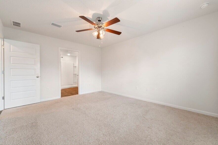 Building Photo - 7805 Lakeside Oaks Dr