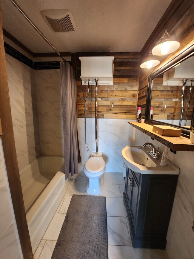 Building Photo - 640 Fairview Heights