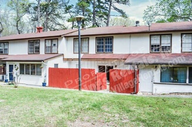 Building Photo - Two-Level Townhome in DeSoto Courts