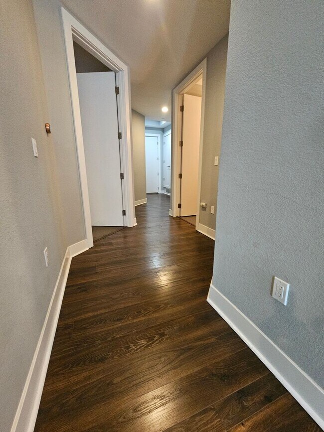 Building Photo - Congress Park High Rise Living! Huge Main Floor 2 Bed 2 Bath