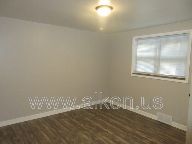 Building Photo - 4204 Willow Ave