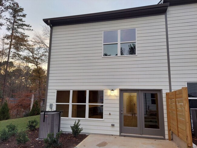 Building Photo - In-Town Townhome for rent in Monroe Heights!