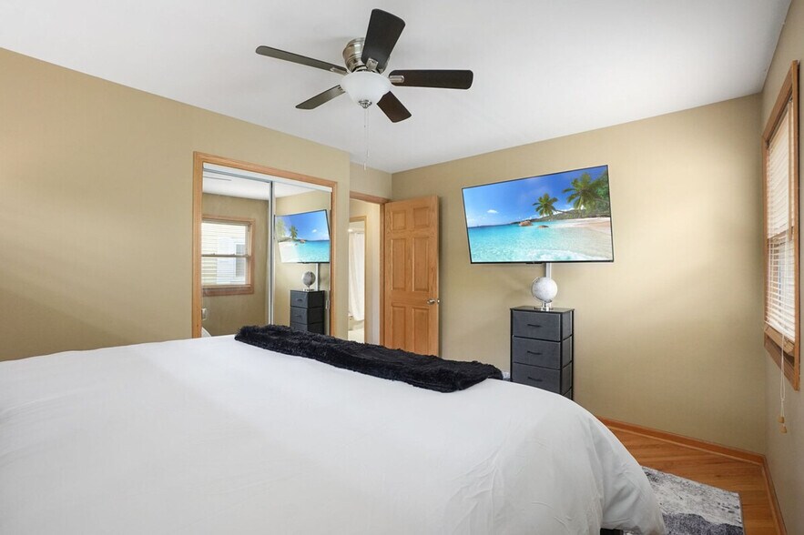 Building Photo - 242 Banbury Ave