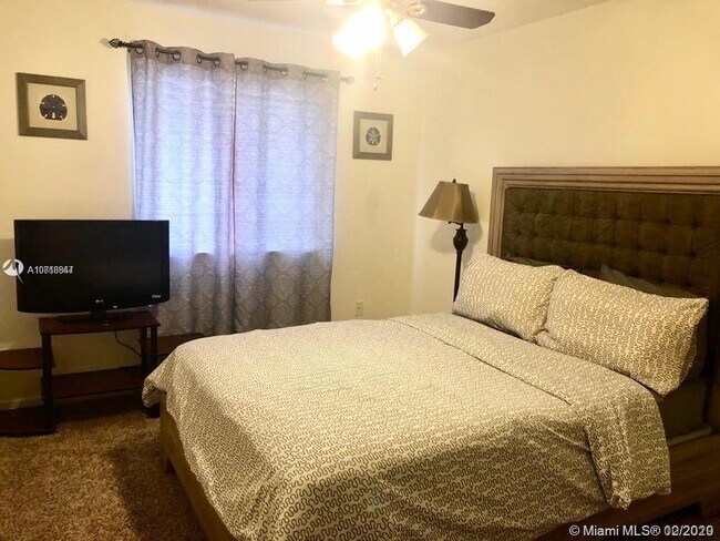 Building Photo - 7692 N Southwood Cir