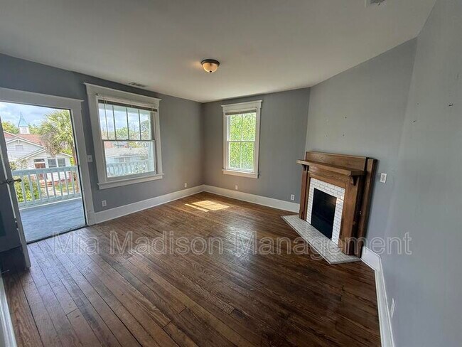 Building Photo - 607 W 44th St