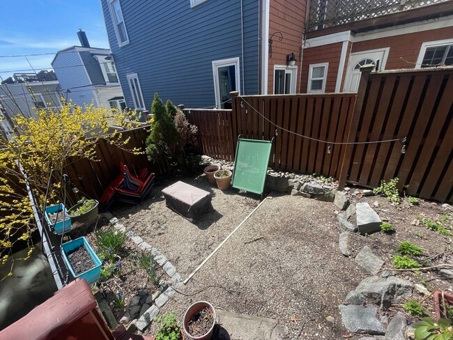 Building Photo - 121 G St