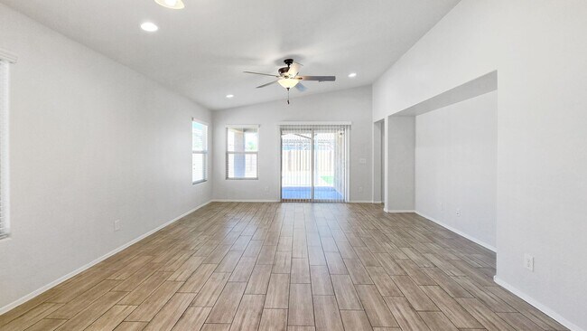 Building Photo - Popular Las Brisas community in Goodyear!