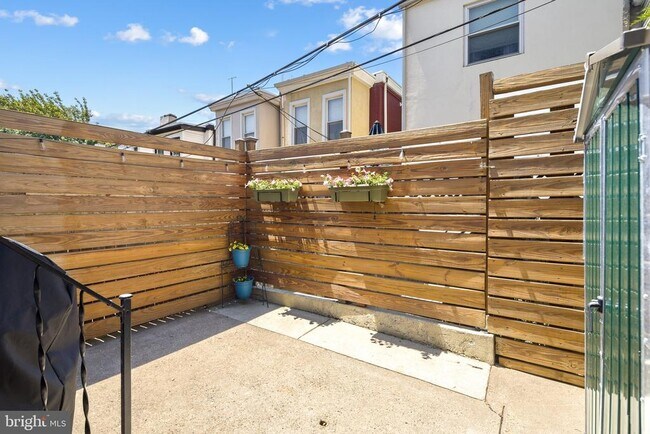 Building Photo - 880 N Myrtlewood St