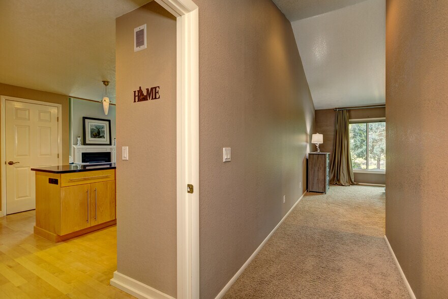 Enter to the Master - 1923 S Teal Ln