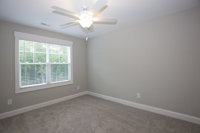 Building Photo - "Luxurious 3-Bed Townhouse with Granite Countertops on Juniper Lake Road!"