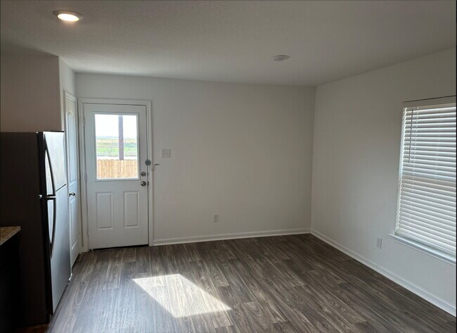 Building Photo - "Charming 3-Bed Oasis with Granite Touches...