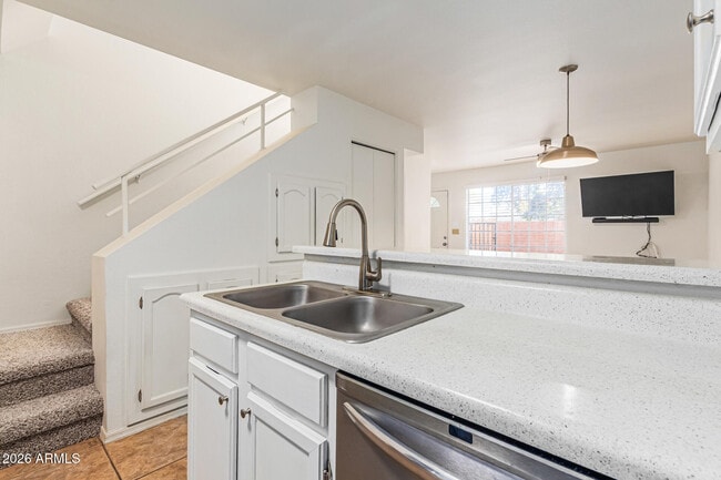 Building Photo - 625 S Westwood