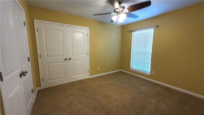 Building Photo - 7165 Ashmoor Dr N