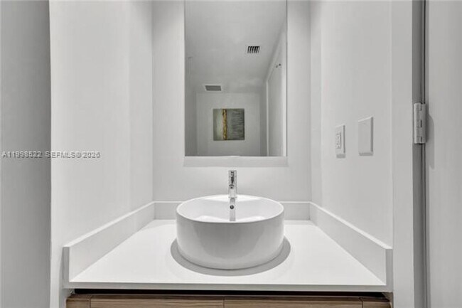 Building Photo - 121 NE 34th St