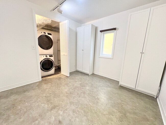 Building Photo - Charming Two Story Home in Belmont Shore near 2nd Street