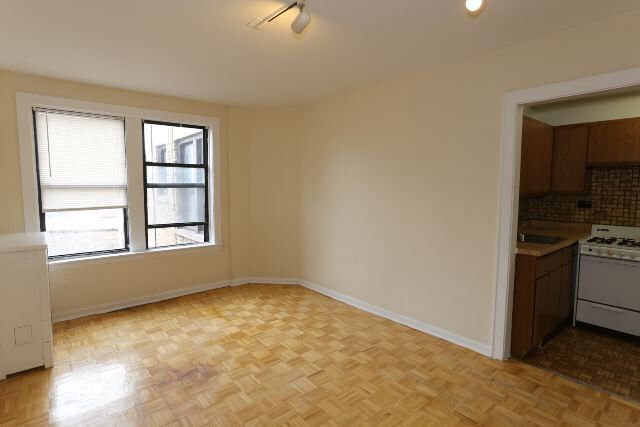 Building Photo - 629 W Belmont Ave