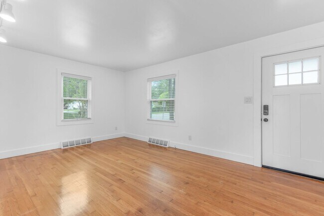 Building Photo - Welcome to this charming home located in t...