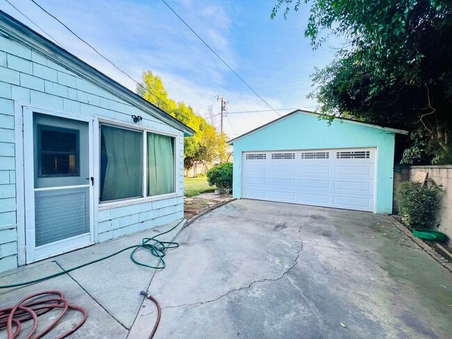 Building Photo - 1438 E Workman Ave