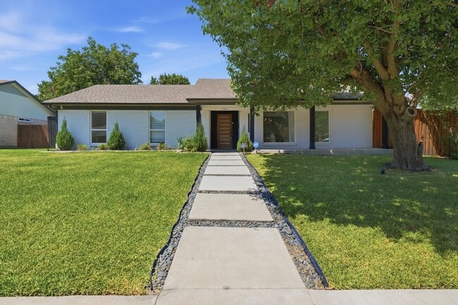 Building Photo - 7765 El Pensador Dr