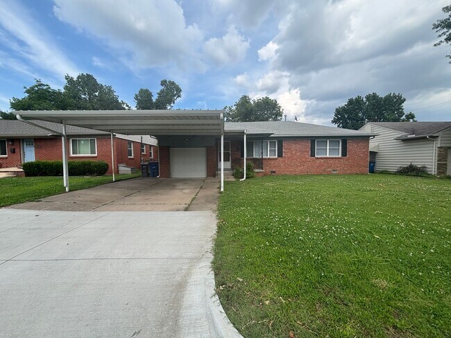Primary Photo - Adorable 3 bed, 1 bath, 1 car midtown bung...