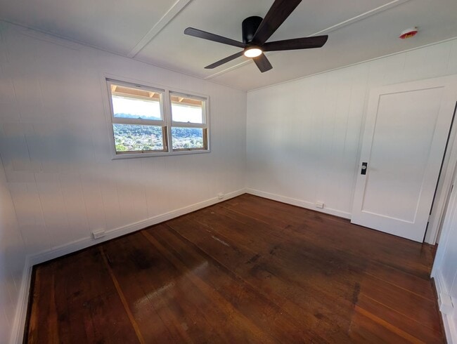 Building Photo - Ocean view upstairs 3 bed 2 bath 2 parking duplex near Likelike Hwy