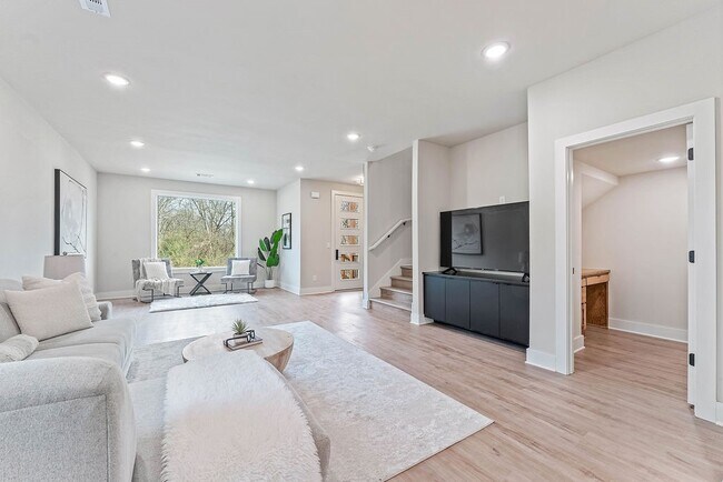 Building Photo - 491 S Happy Hollow Rd