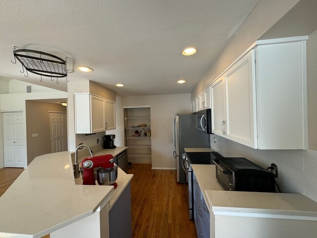 Building Photo - Beautiful 3 bedroom, 2.5 bathroom home in ...
