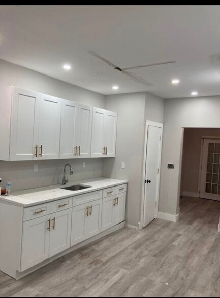 Building Photo - 7 Cottage Street Ext