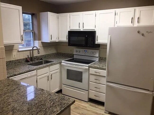 Building Photo - Spacious 3BR Townhome with Walkout Basement, Deck, Fenced Yard, Central A/C + Assigned Parking