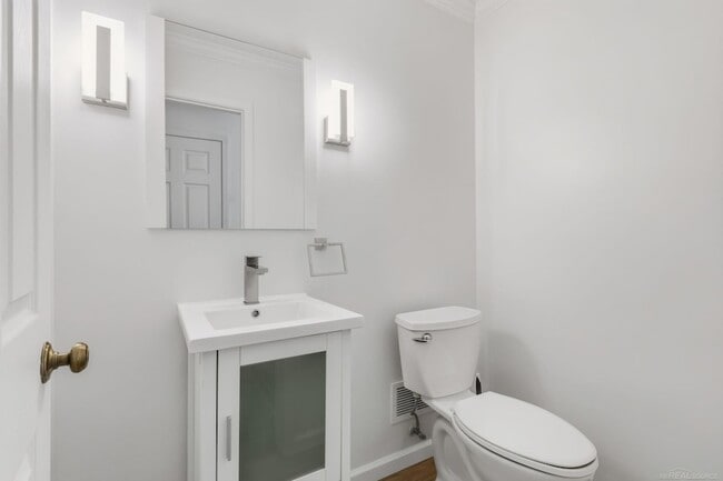 Building Photo - 1340 Kings Cove Dr E