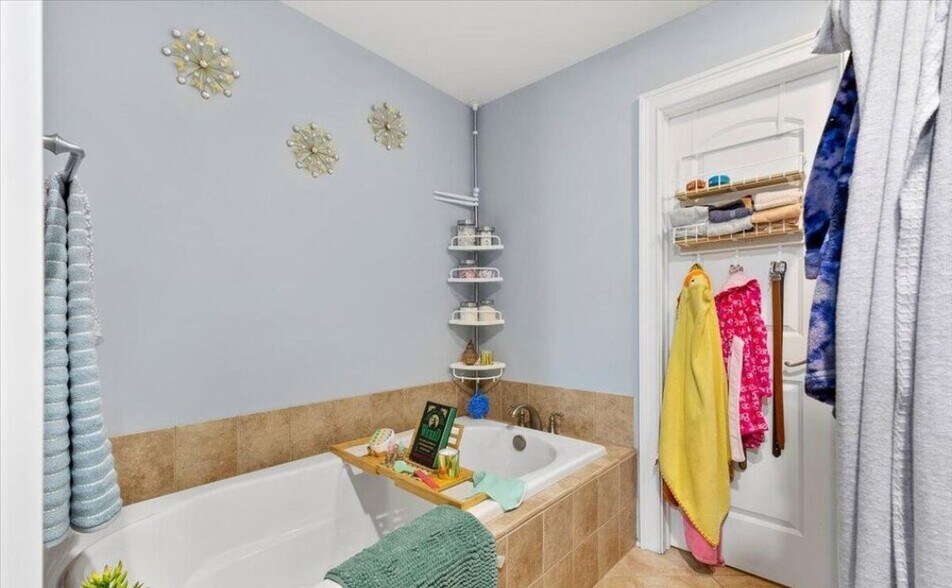 Building Photo - 949 Hudson Ave