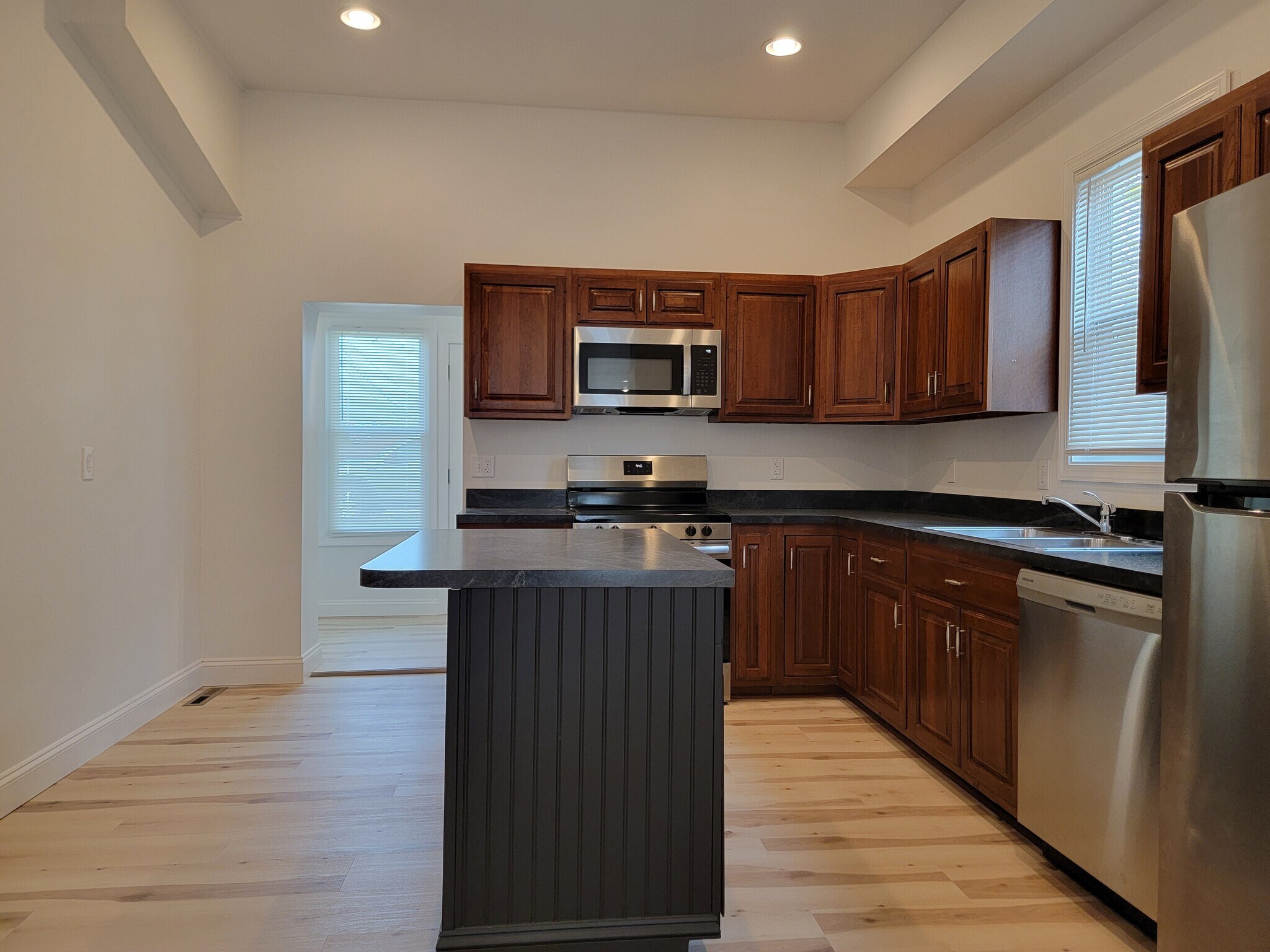 Building Photo - 113 E Chestnut St