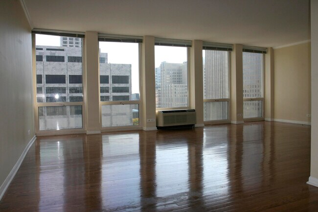 Building Photo - 111 E Chestnut St