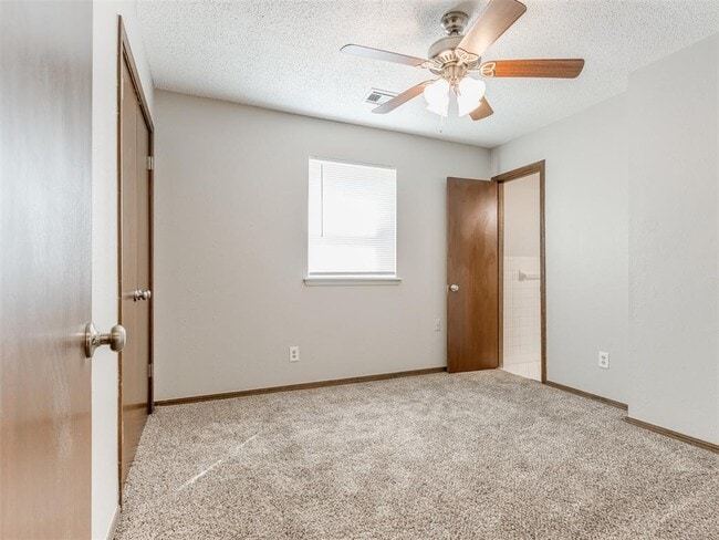 Building Photo - 822 Russell Cir