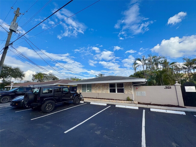 Building Photo - 924 NE 17th Terrace