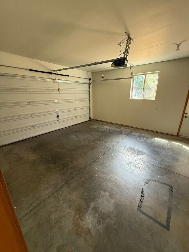 Building Photo - 4 bdrm/2.5 bath Custom Home on the Southside