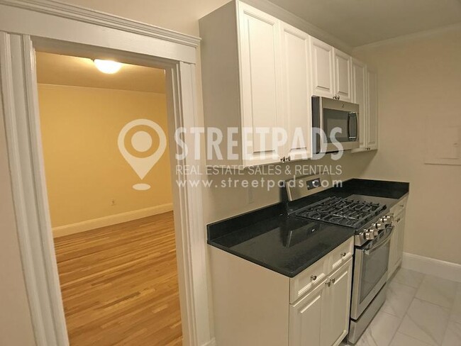Building Photo - bedroom in Cambridge MA 02387