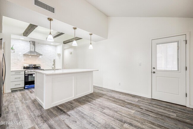 Building Photo - 5733 Saplinas Rd