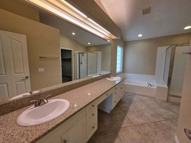 Building Photo - Single-Story 3 Bed / 2.5 Bath Home w/ Private Pool, Spa