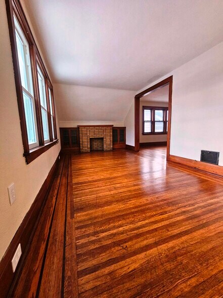 Building Photo - 536 Winspear Ave