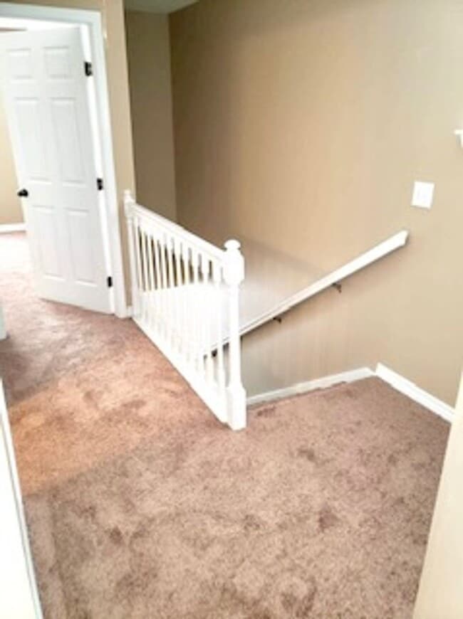Building Photo - Cute townhome with 3 bd,2.5 bath, with gar...