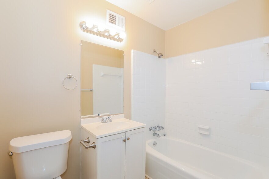 Building Photo - 3358 Creekway Dr