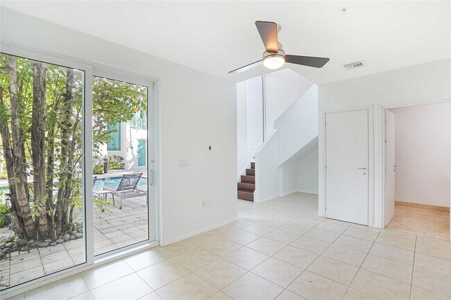 Building Photo - 741 NE 4th Ave