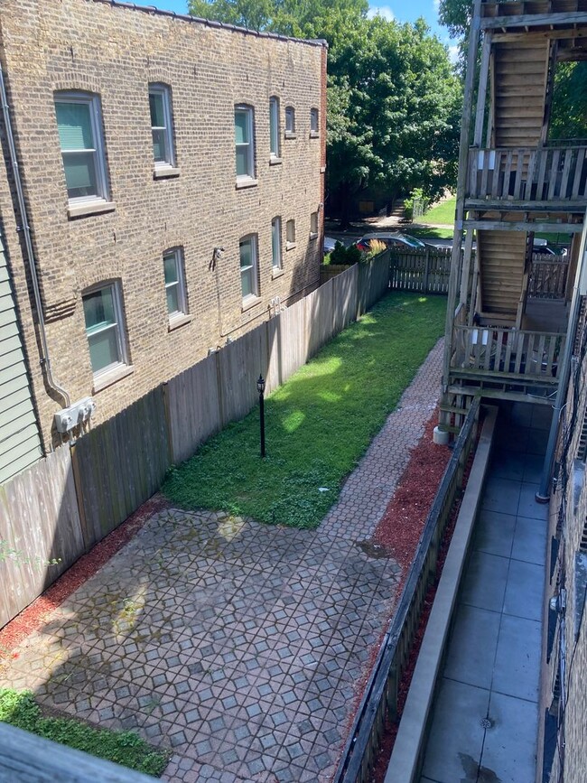 Building Photo - Bowmanville Top Floor Two Bed/One Bath ~ P...