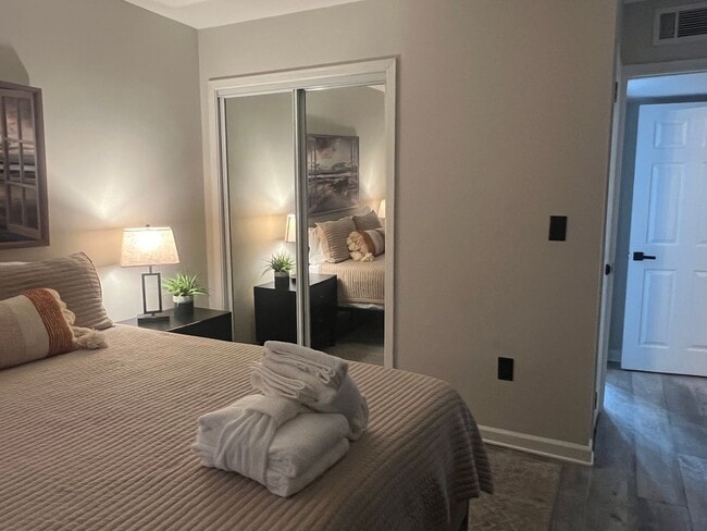 Building Photo - Furnished Updated Condo on HHI - Walk to the Beach!