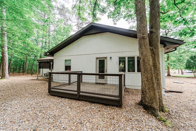 Building Photo - Charming 4 bedroom, 3 bathroom with lots of outdoor living space.