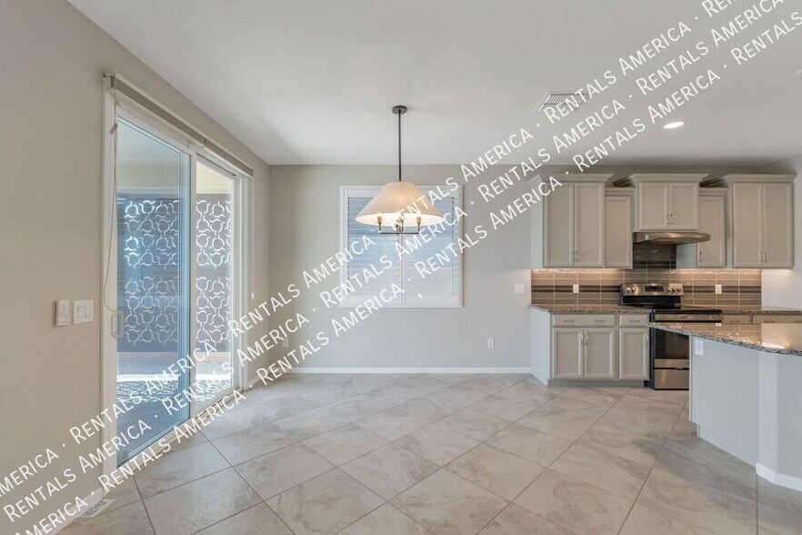 Building Photo - 7631 W Laurel Ln