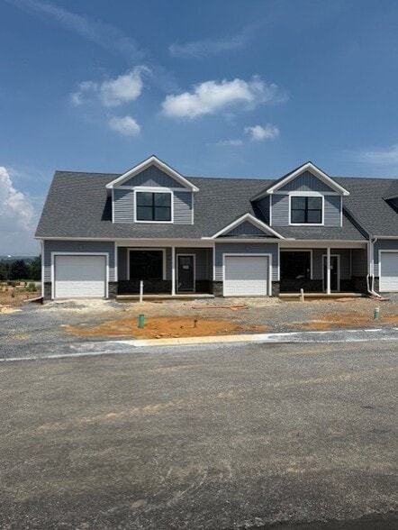 Oak Townhome - Penn Station Townhomes