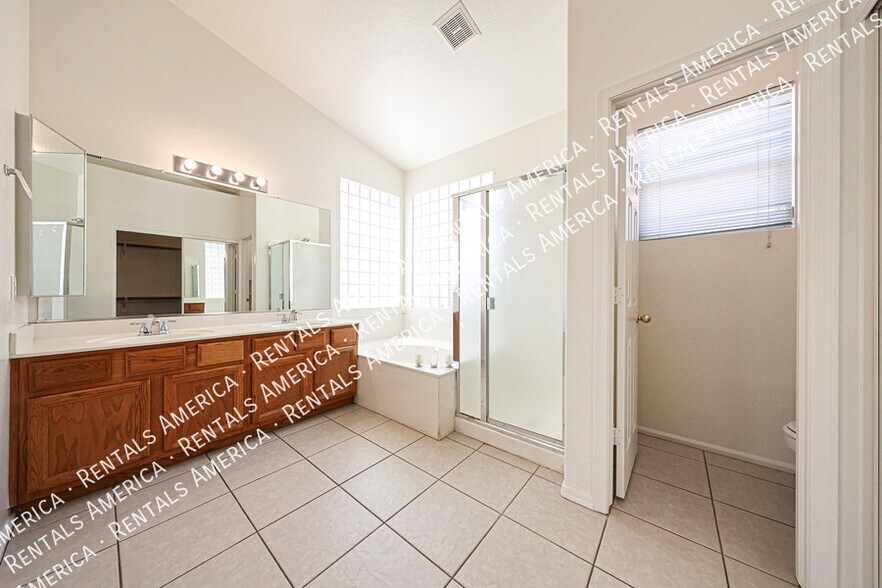 Building Photo - 7257 E Lakeview Ave