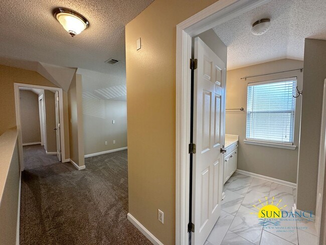 Building Photo - Lakefront home with Enclosed pool centered between Eglin and Hurlburt